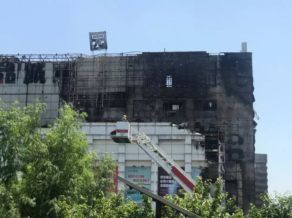 消防队升起云梯