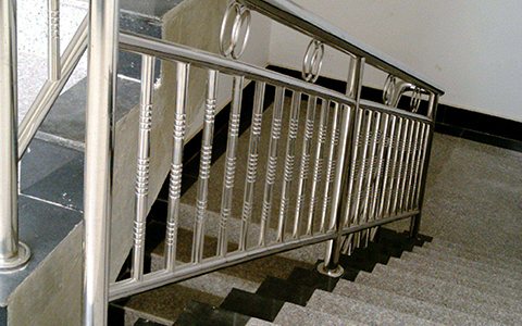 疏散樓梯的設置要求以及疏散樓梯有幾種？